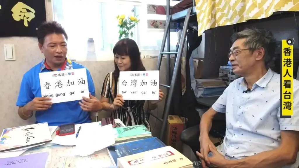 已故銅鑼灣書店店長林榮基生前接受客傳會講客廣播電台前台長徐智俊與主持人宋菁玲訪問。客傳會資料照