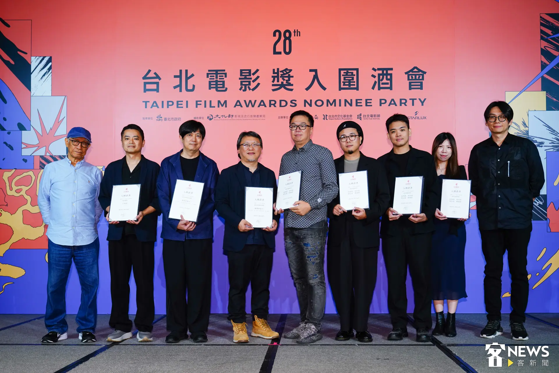 客家公共傳播基金會出品兩部電影《那張照片裡的我們》入圍北影3項大獎,今晚酒會也由主席廖慶松親自頒贈入圍證書給劇組。朱愷元攝