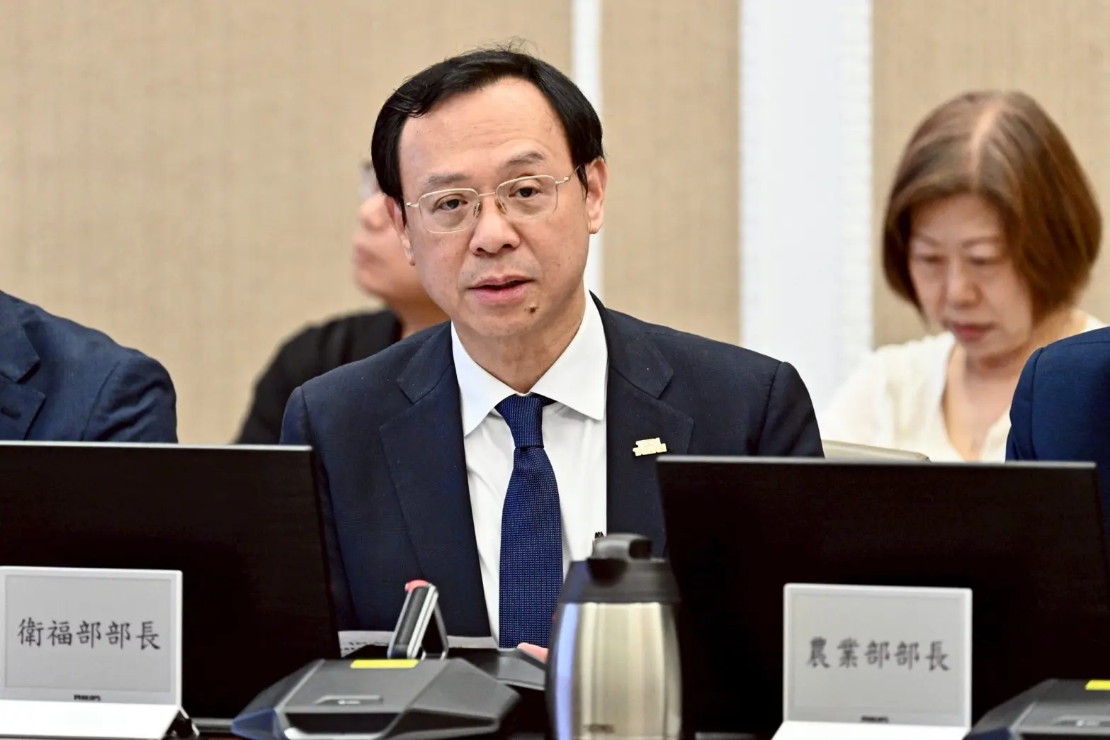衛福部長石崇良9日說明中聯油品事件最新處置措施,宣布擴大預防性下架範圍。行政院提供