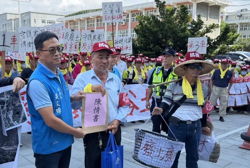 苗栗縣銅鑼鄉「大矽谷土石方資源堆置場」引反彈，自救會8日號召到縣府陳情，由水利處副處長黃文璋（前左）代表接受陳情書，並表示此案目前為環評小組審查階段，後續仍有繁複審查程序，會審慎嚴加把關。中央社