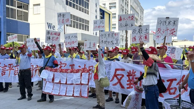 民間業者在苗栗縣銅鑼鄉申設「大矽谷土石方資源堆置場」，引發在地居民組自救會抗議，8日百餘人集結在縣府前陳情抗議，表達反對設場等訴求。中央社