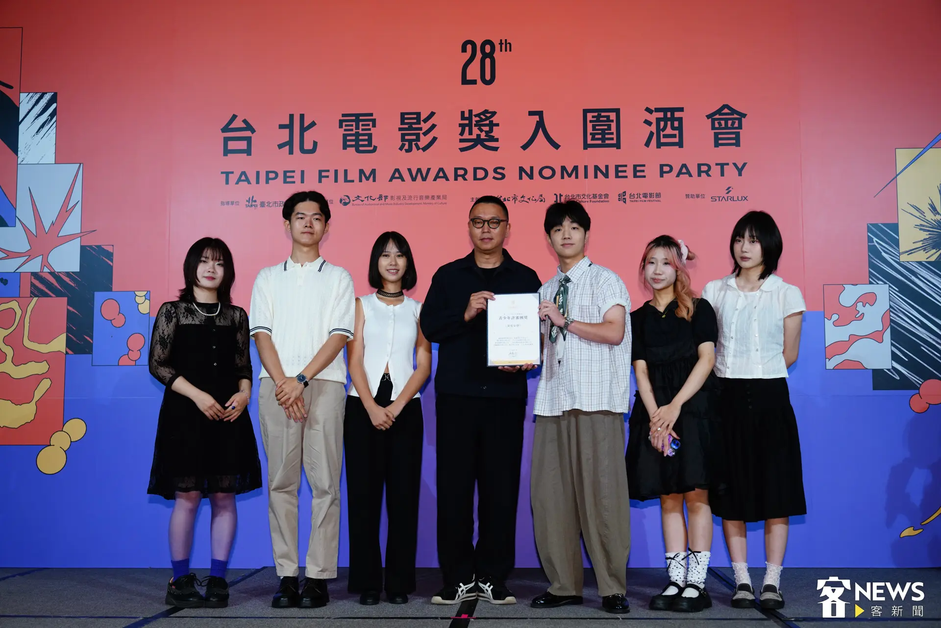 北影首次增設的「青少年評審團獎」由派出多位青年代表上台揭獎,當稚嫩的嗓音喊出「深度安靜」時,現場響起驚呼聲與掌聲,受獎人直呼相當驚喜。朱愷元攝