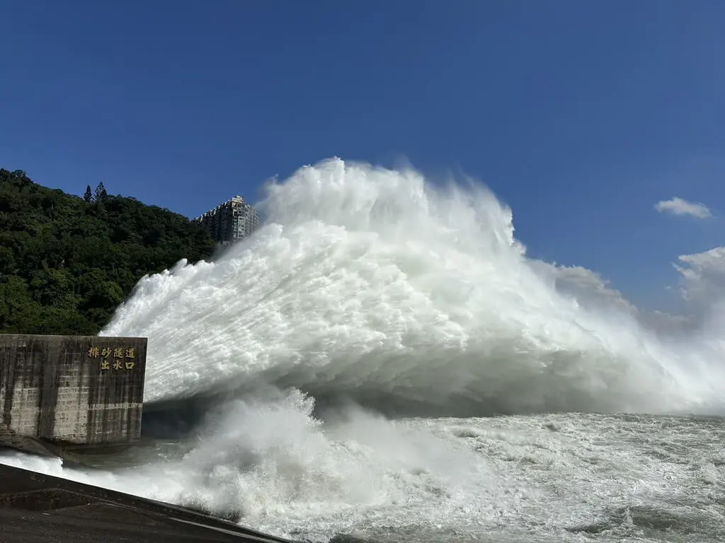 強颱巴威逼近,石門水庫為增加防洪操作彈性,9日上午9時起啟動排砂隧道調節放水,預留蓄洪空間。水利署北區水資源分署提供