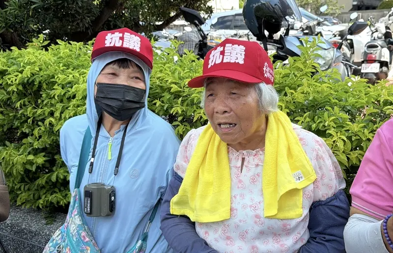 民間業者在苗栗銅鑼申設「大矽谷土石方資源堆置處理場」案，在地居民憂心環境污染，8日集結到縣府陳情，高齡92歲的陳菊妹（右）受訪表示，為守護家鄉好山好水，天氣再熱也要站出來。中央社