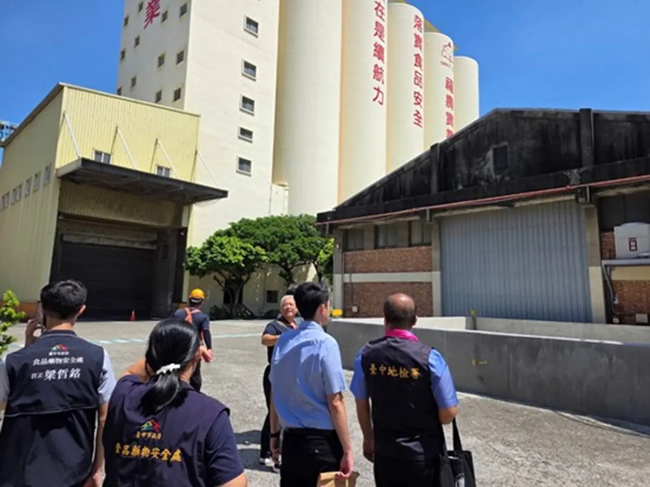 台中地檢率員至福壽公司廠區查廠。中檢提供