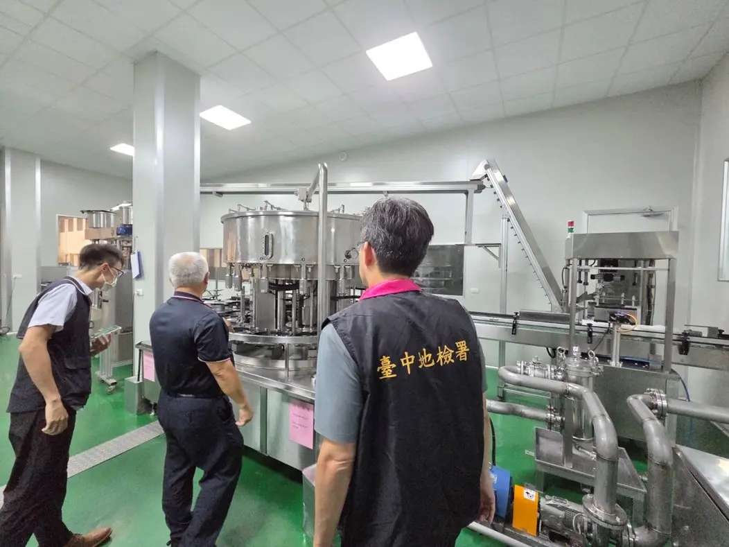 台中地檢率員至福壽公司廠區查廠。中檢提供