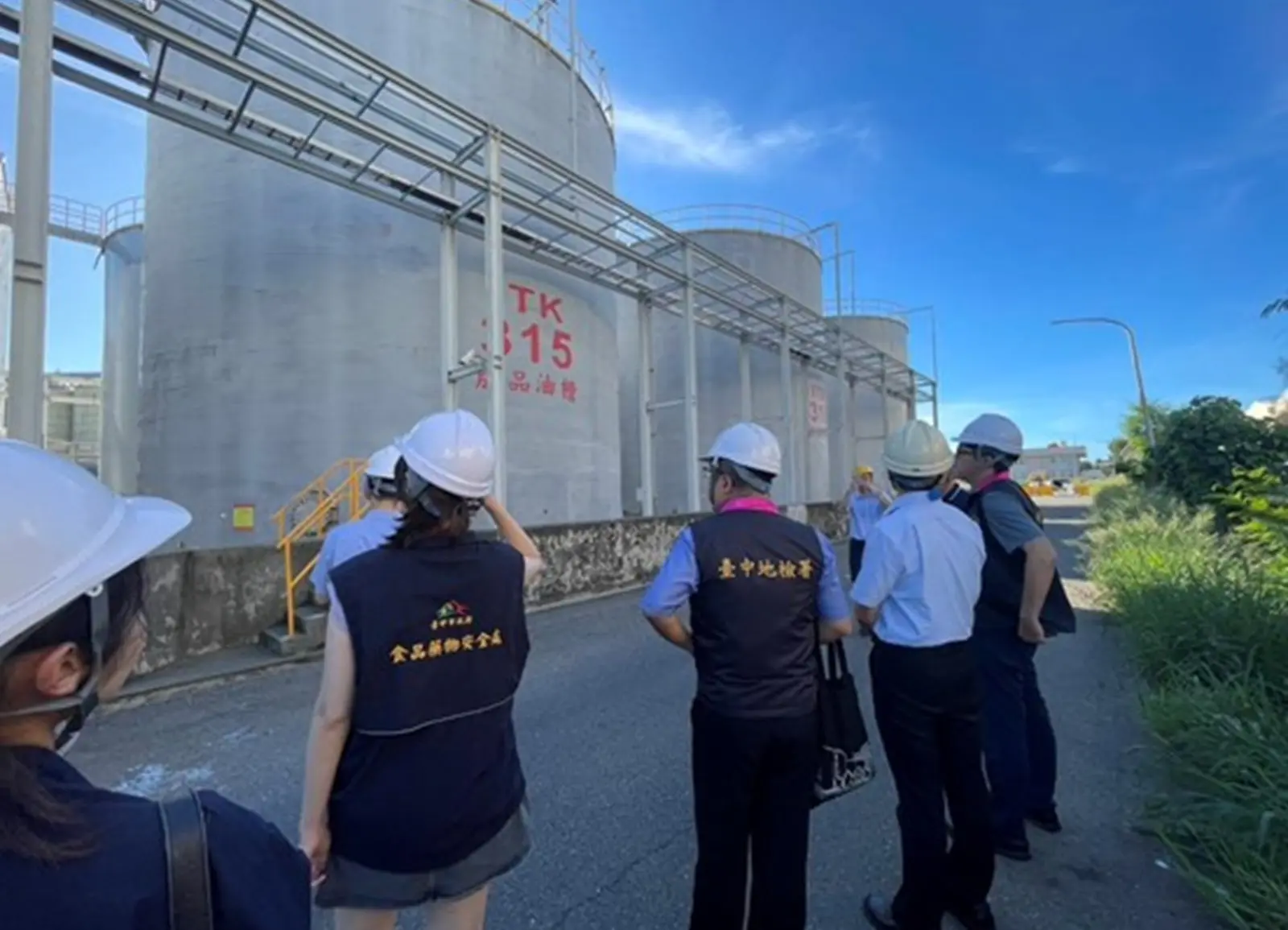 台中地檢率員履勘中聯公司tk315油槽。中檢提供