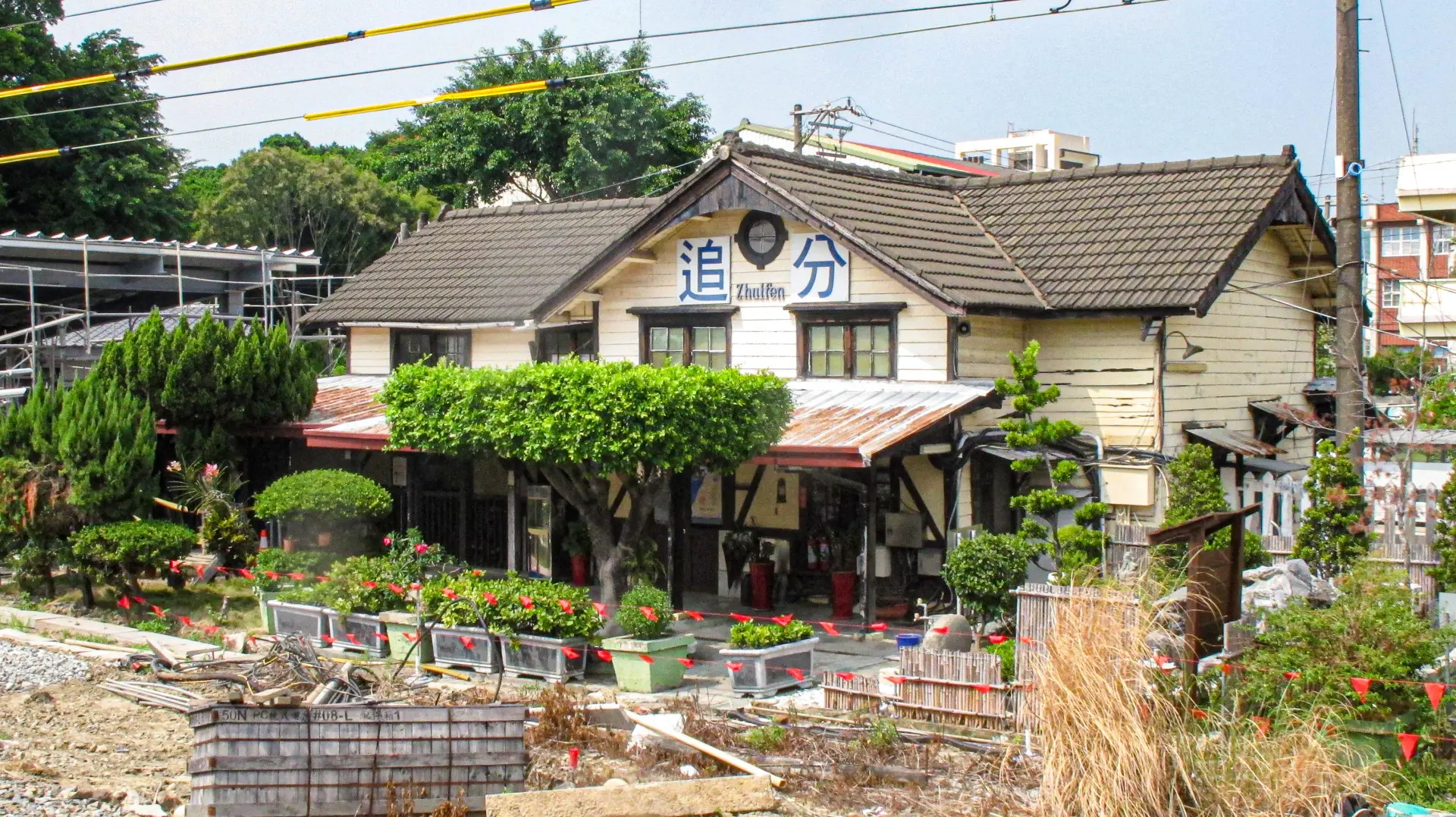 「海線五寶」之一的追分火車站。何來美攝