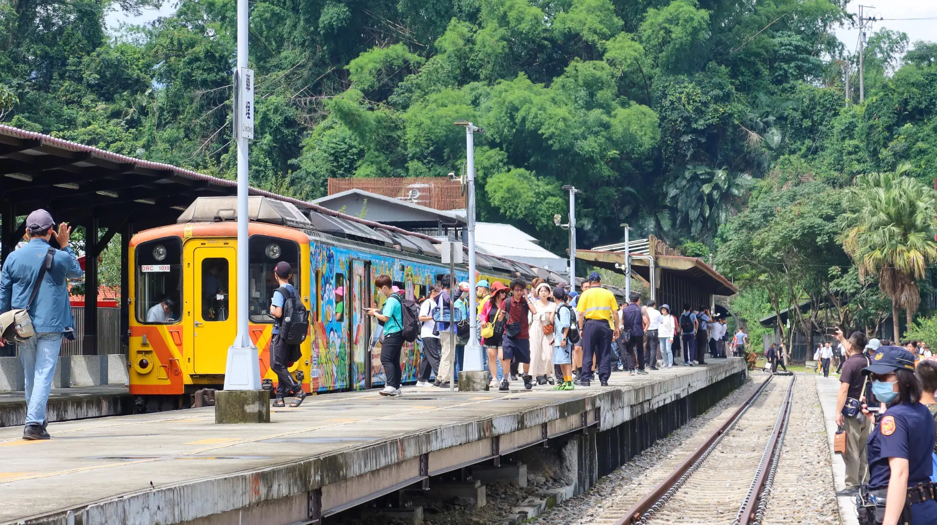 彰化二水通往南投車埕的台鐵集集支線，6月25日恢復通車，車埕站擠滿鐵道迷與觀光客。何來美攝