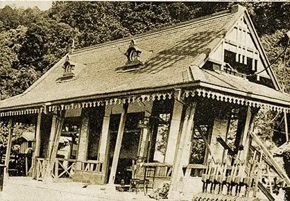 泰安火車站早期也是木造建築，1935年中部大地震震毀時的樣貌。何來美翻攝
