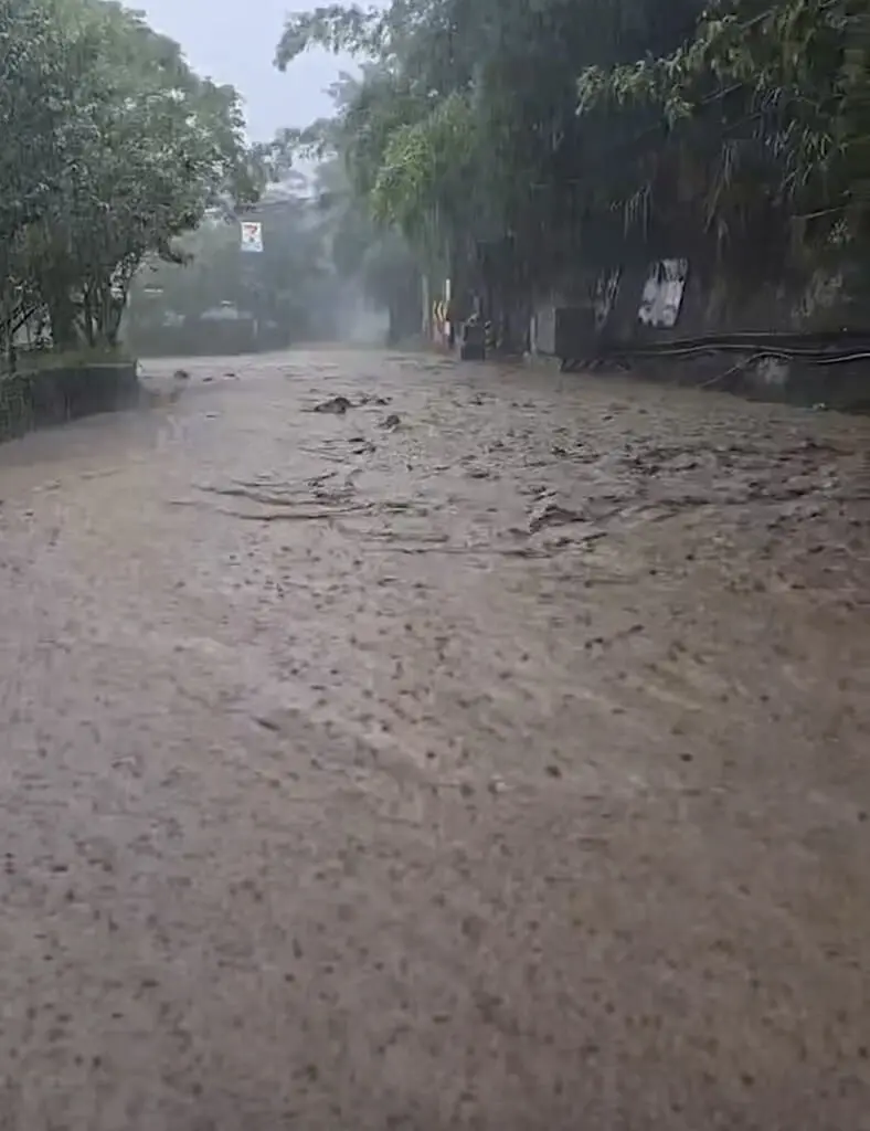 泰安鄉苗62線至斯瓦細格部落路段，因雨水沖刷土石流到路面，淹水嚴重，道路幾乎變成滾滾泥流河道。苗栗縣議員劉美蘭提供