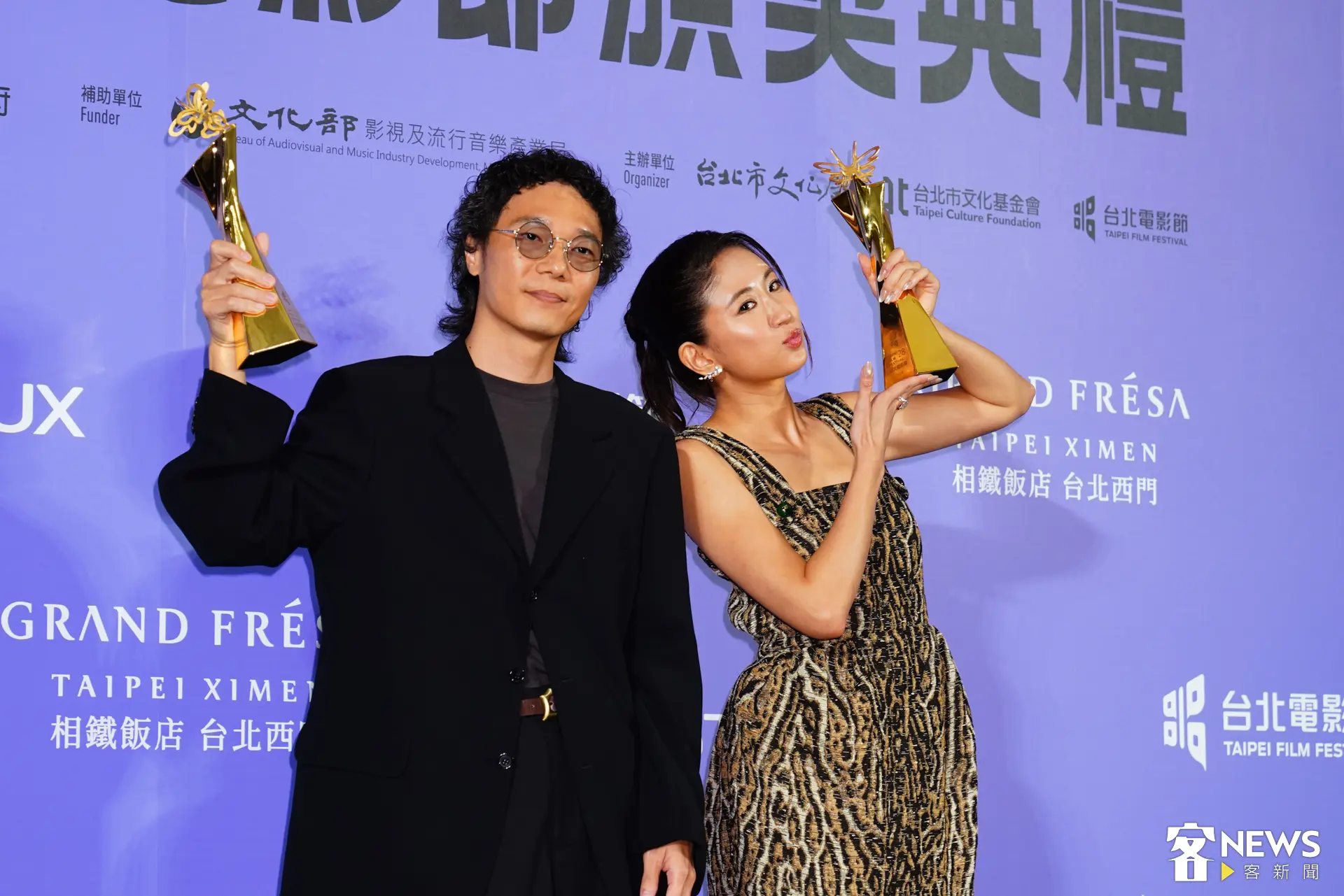 拿下最佳原創電影歌曲〈大濛的暗眠〉的盧律銘與9m88分享得獎喜悅。朱愷元攝