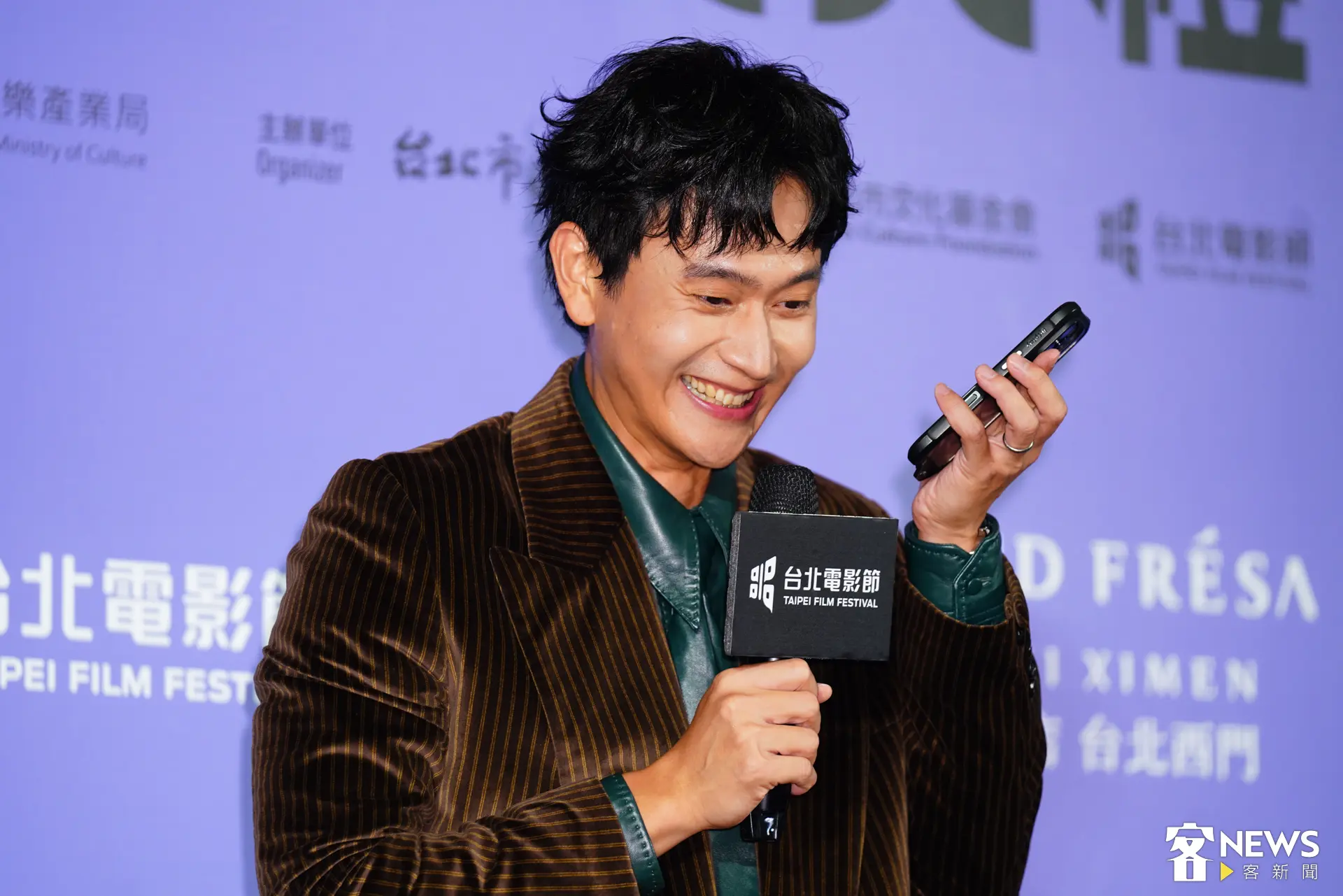 劉冠廷獲獎後直接在後台撥電話給老婆孫可芳。朱愷元攝