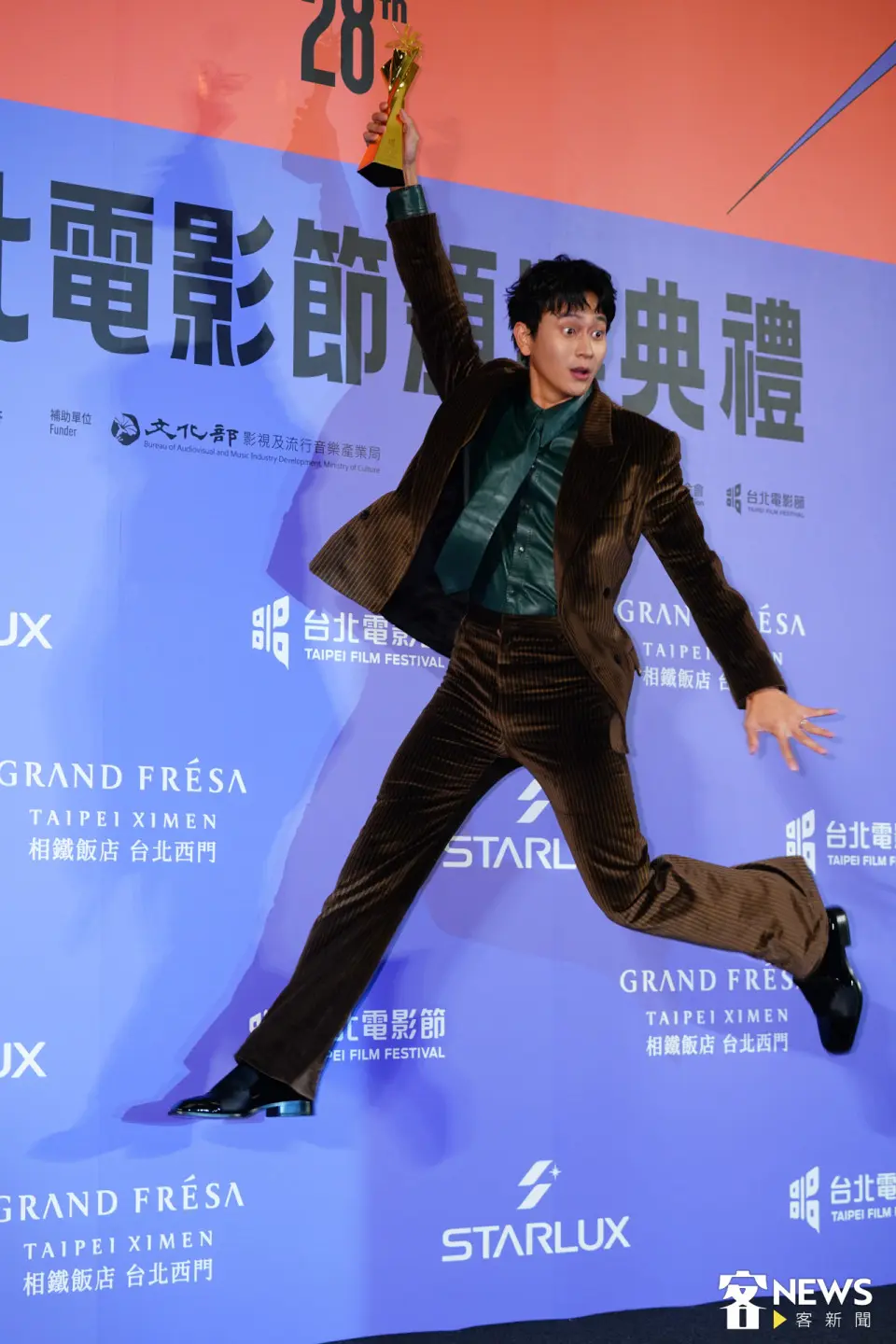 劉冠廷獲獎後在後台開舉著獎盃開心地跳起。朱愷元攝