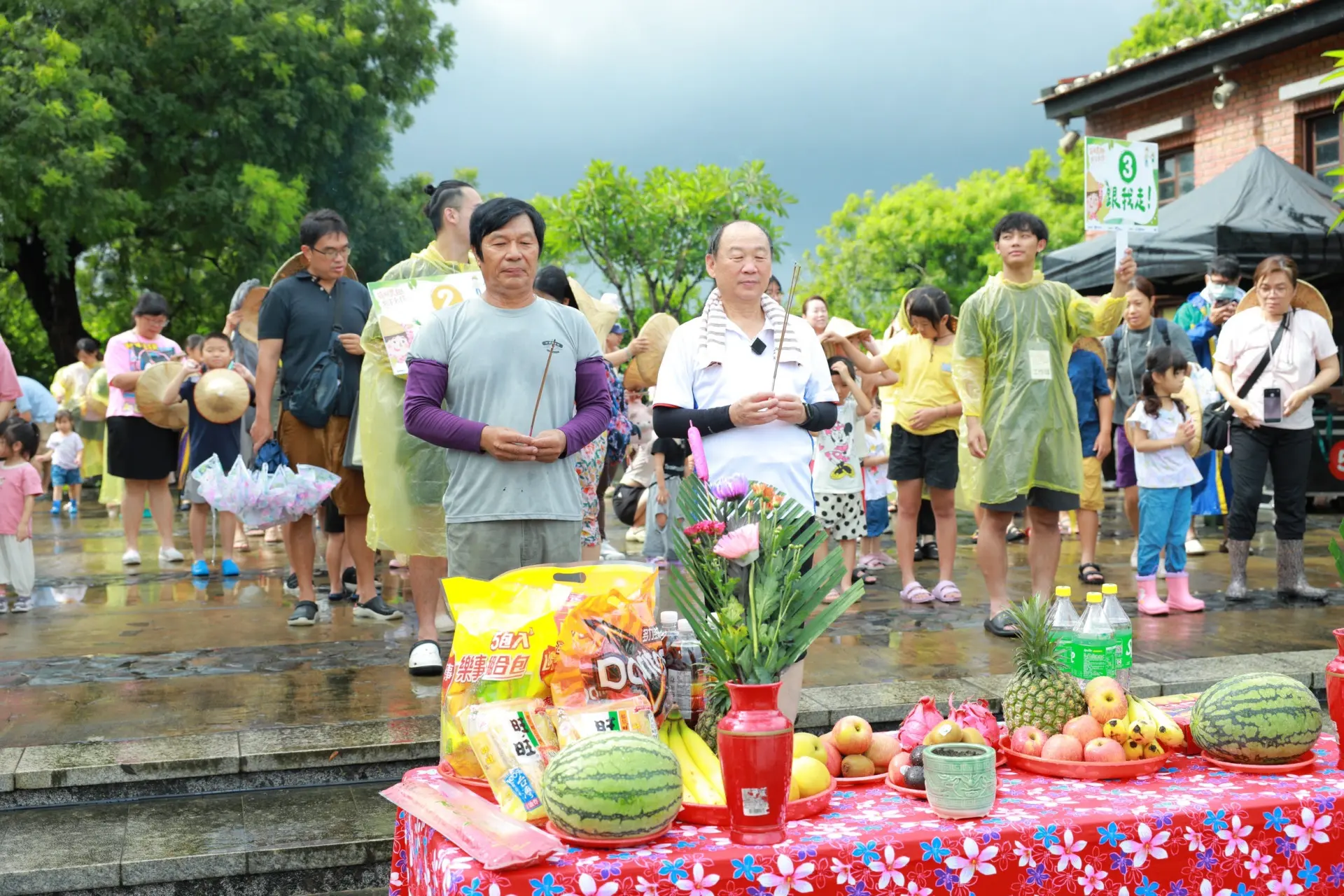 2026六堆園區農事學堂活動，客發中心主任謝勝信帶領民眾祭祀田頭伯公。客委會提供