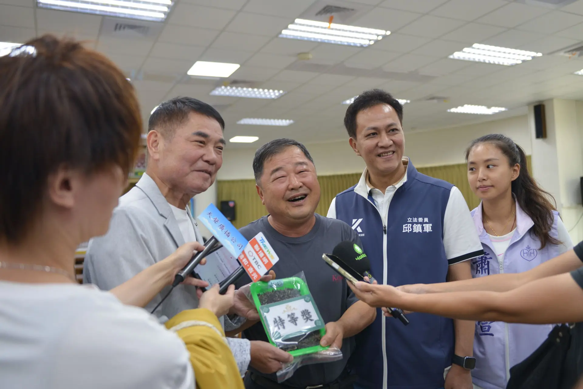 2026東方美人茶評鑑活動，特等獎由銅鑼鄉韓順雄拿下，接受媒體採訪。苗縣府提供