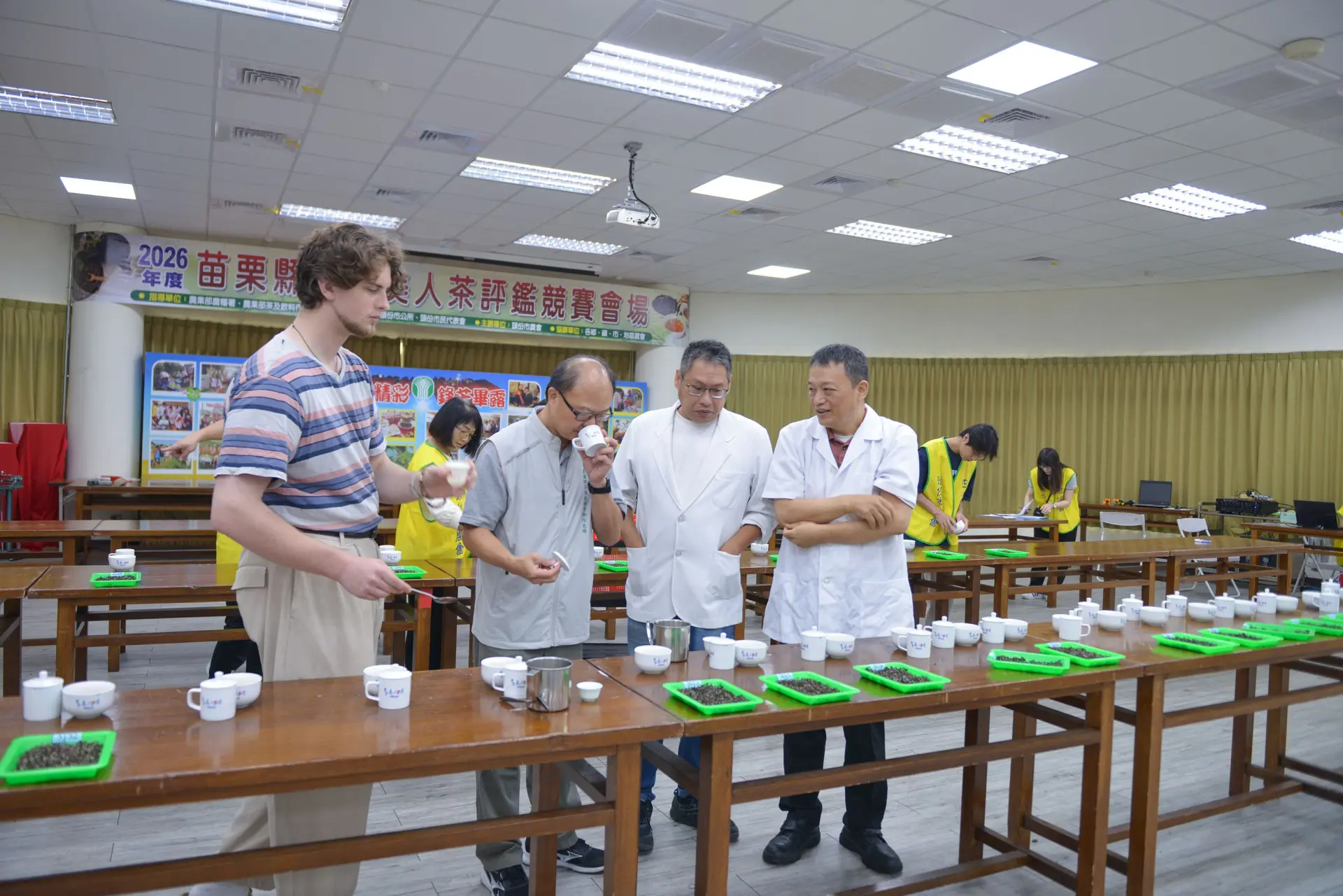 -2026東方美人茶評鑑活動，7月12日在頭份市農會舉辦，法籍交換生偕同農業部茶及飲料作物改良場一起學習。苗縣府提供