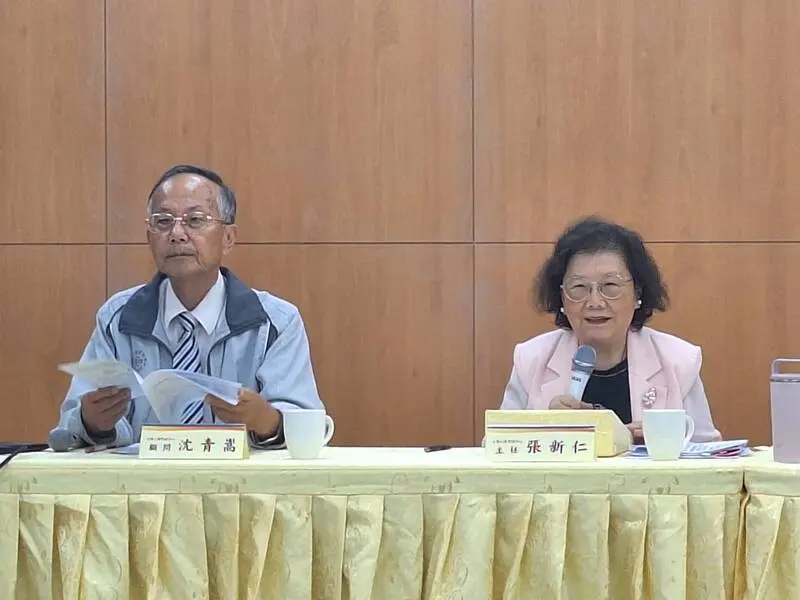 115學年分科測驗13日舉行第1天考試，第1節考物理，大學入學考試中心主任張新仁（右）於考試結束後說明試務狀況。中央社