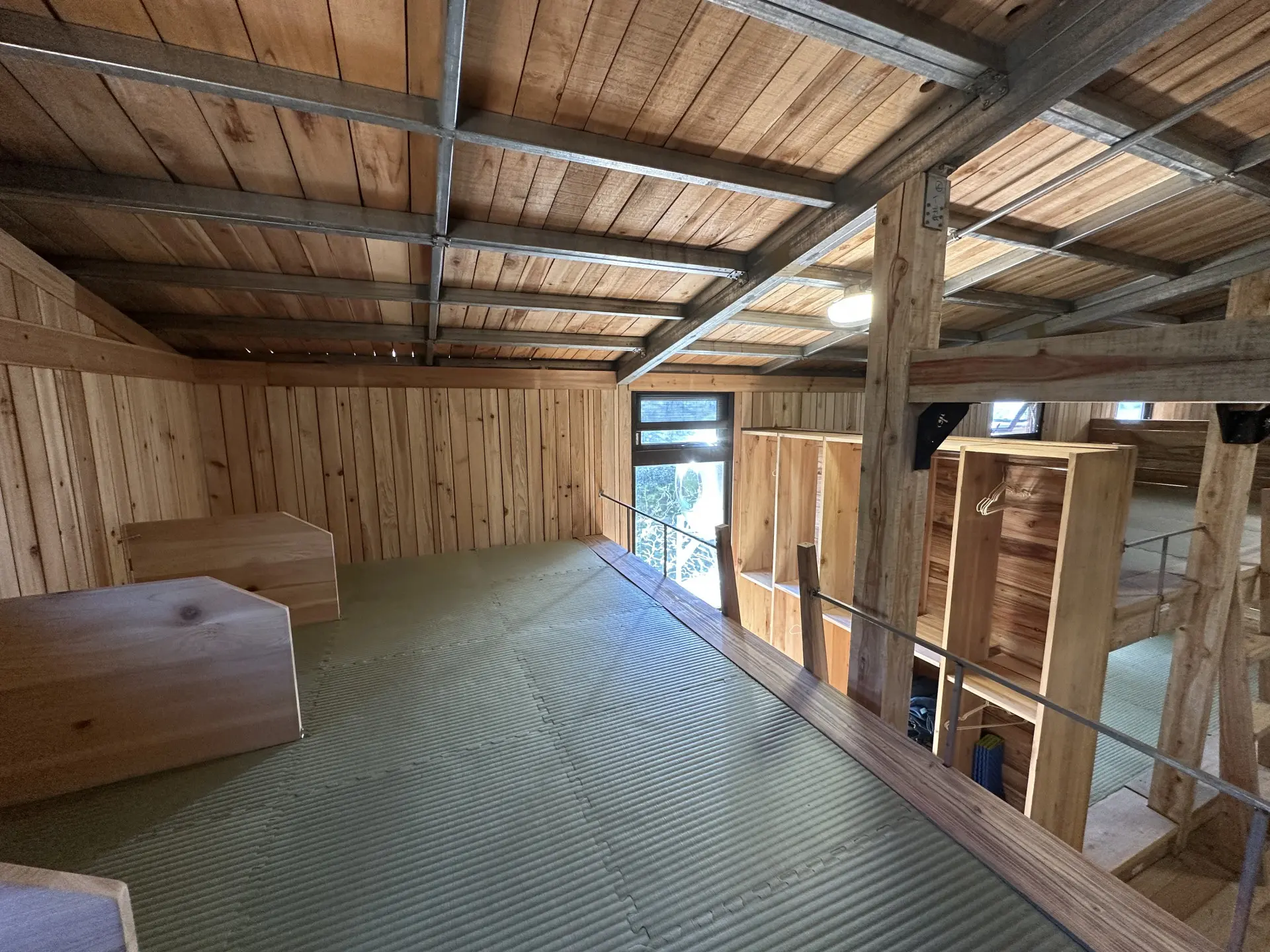 山屋內部空間充分考慮到登山者需求，共提供40個床位，個人使用空間部分，床位間設有隔板以顧慮個人隱私，並配備個人置物櫃。國家公園署太魯閣國家公園管理處提供