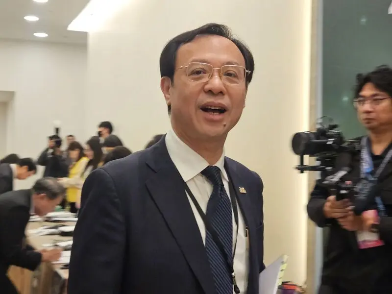 衛福部長石崇良(前)12日出席「2026台灣醫法醫政論壇」,他會前受訪表示,接連發生中聯留樣油合格,但下游產品超標,樣本已無法信賴,由檢調釐清是否涉及檢體造假。中央社