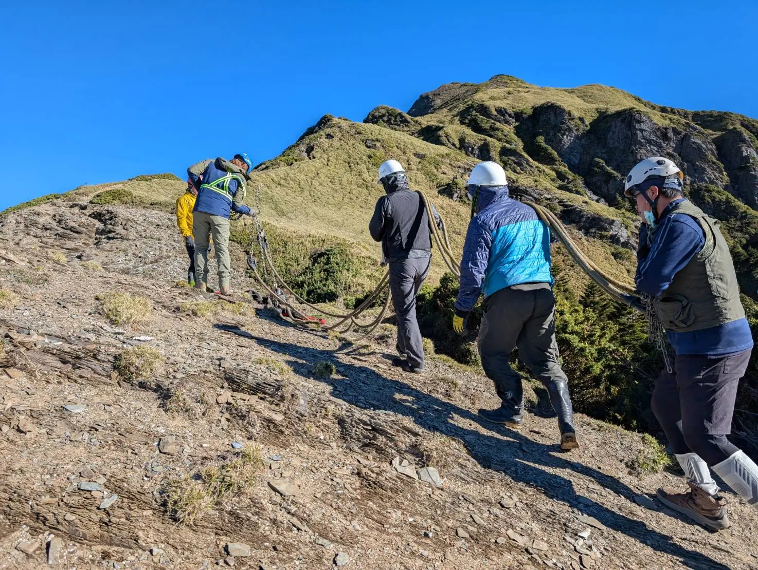 不過施工時充滿了嚴峻挑戰，施工期間遭遇0403大地震，導致一度人力調度困難，而2025年的嚴冬低溫也衝擊施工進度。國家公園署太魯閣國家公園管理處提供