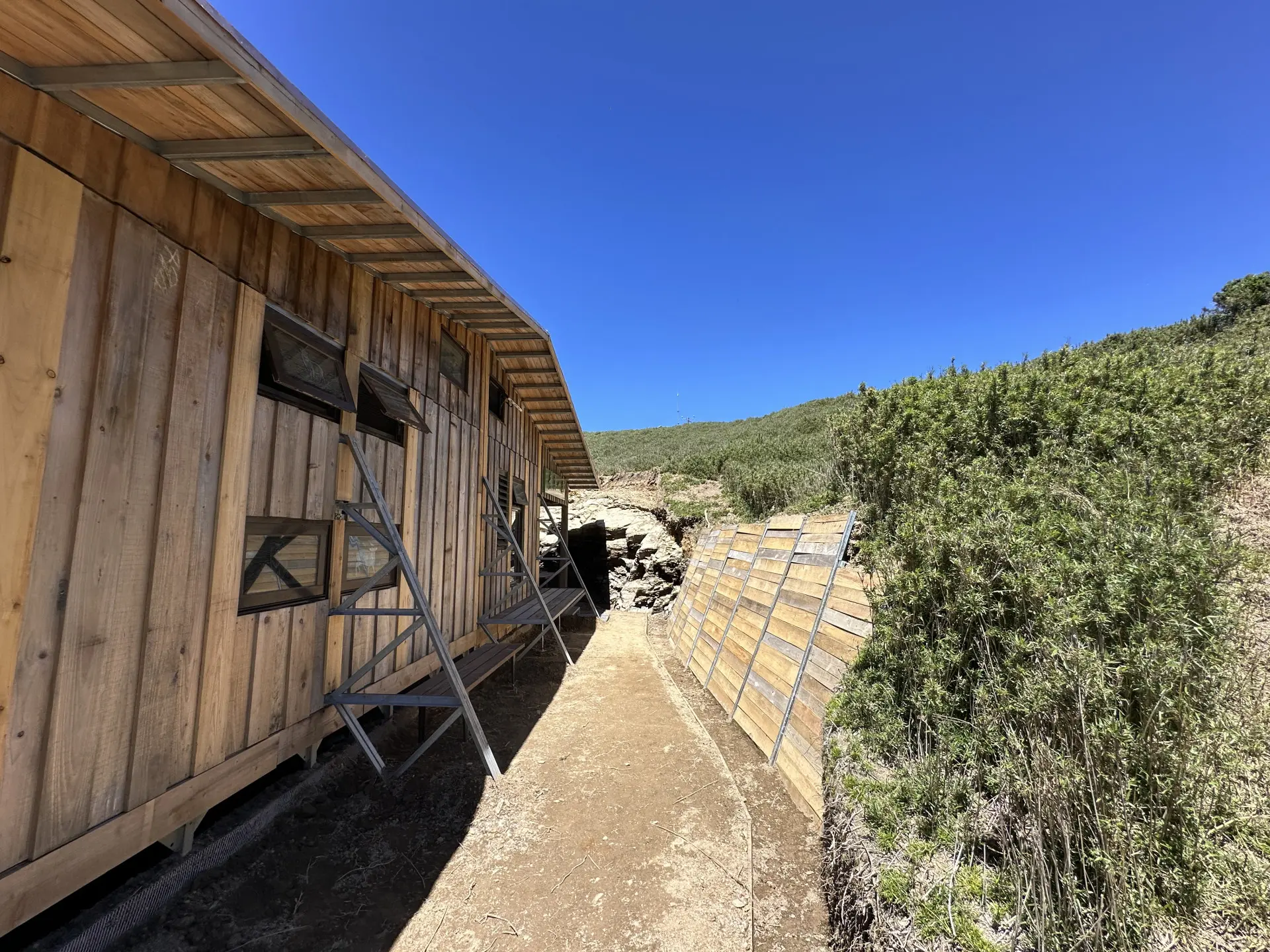 為了維護高山生態，所有木料建材均不做防腐處理，也不上任何保護漆，徹底避免防腐藥劑、塗漆因滲出或剝離，而隨雨水流入土壤與水源。國家公園署太魯閣國家公園管理處提供