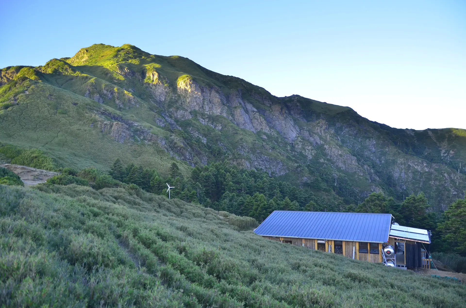 新建的「奇萊山屋」特別選址於奇萊北峰與主峰稜線下方、冷杉林旁的基地，利用天然地形具備極佳的避風與隱蔽條件。國家公園署太魯閣國家公園管理處提供