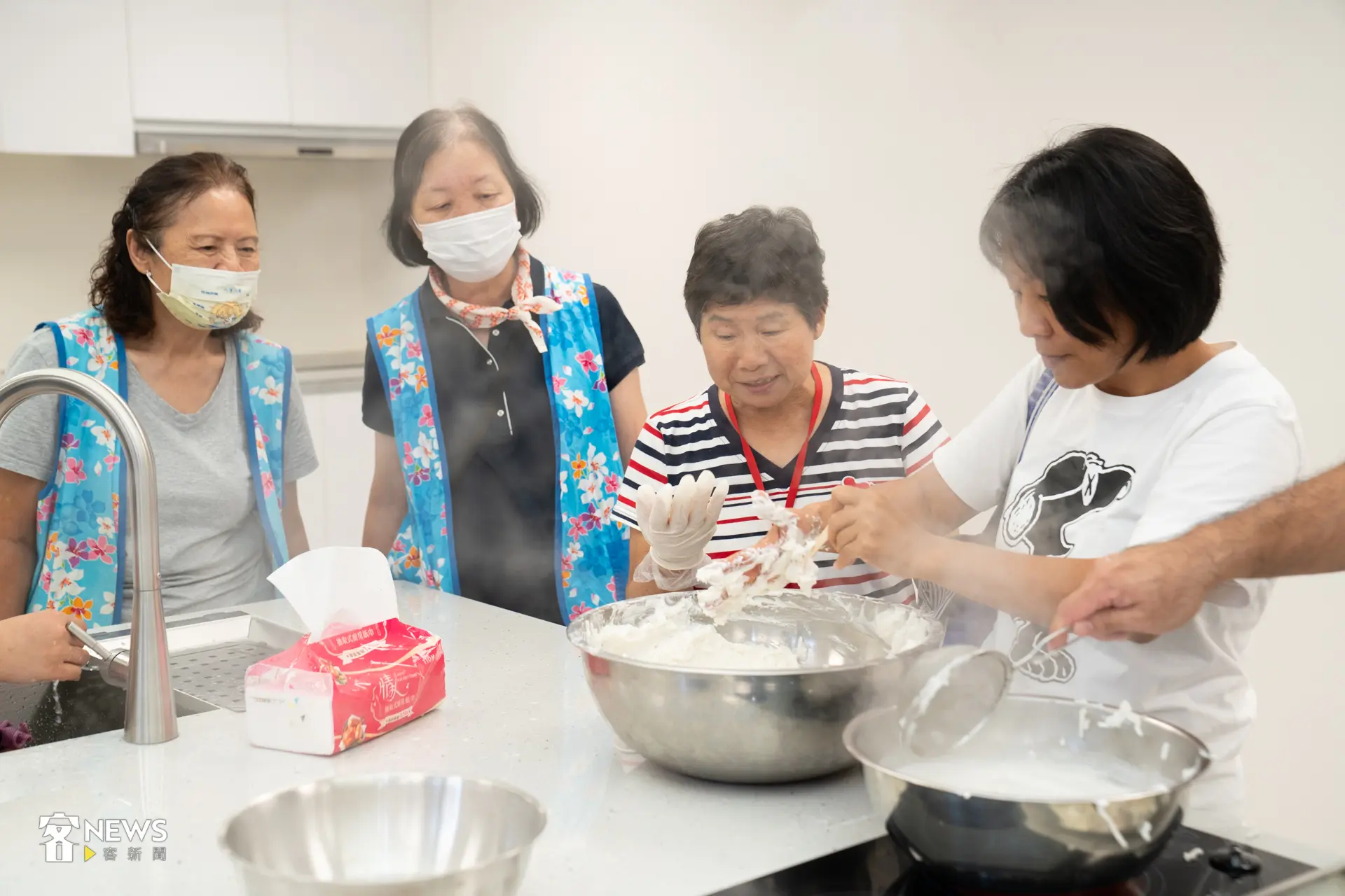 台北市最新客家地標青年基地「客聚」13日起試營運，已有貴賓報名體驗試做米篩目（米苔目）。簡琬真攝