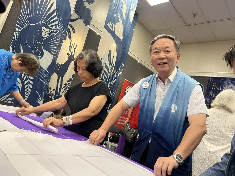 來自台中的太平藍團隊跨海至洛杉磯,推廣客家藍染工藝之美。中央社提供