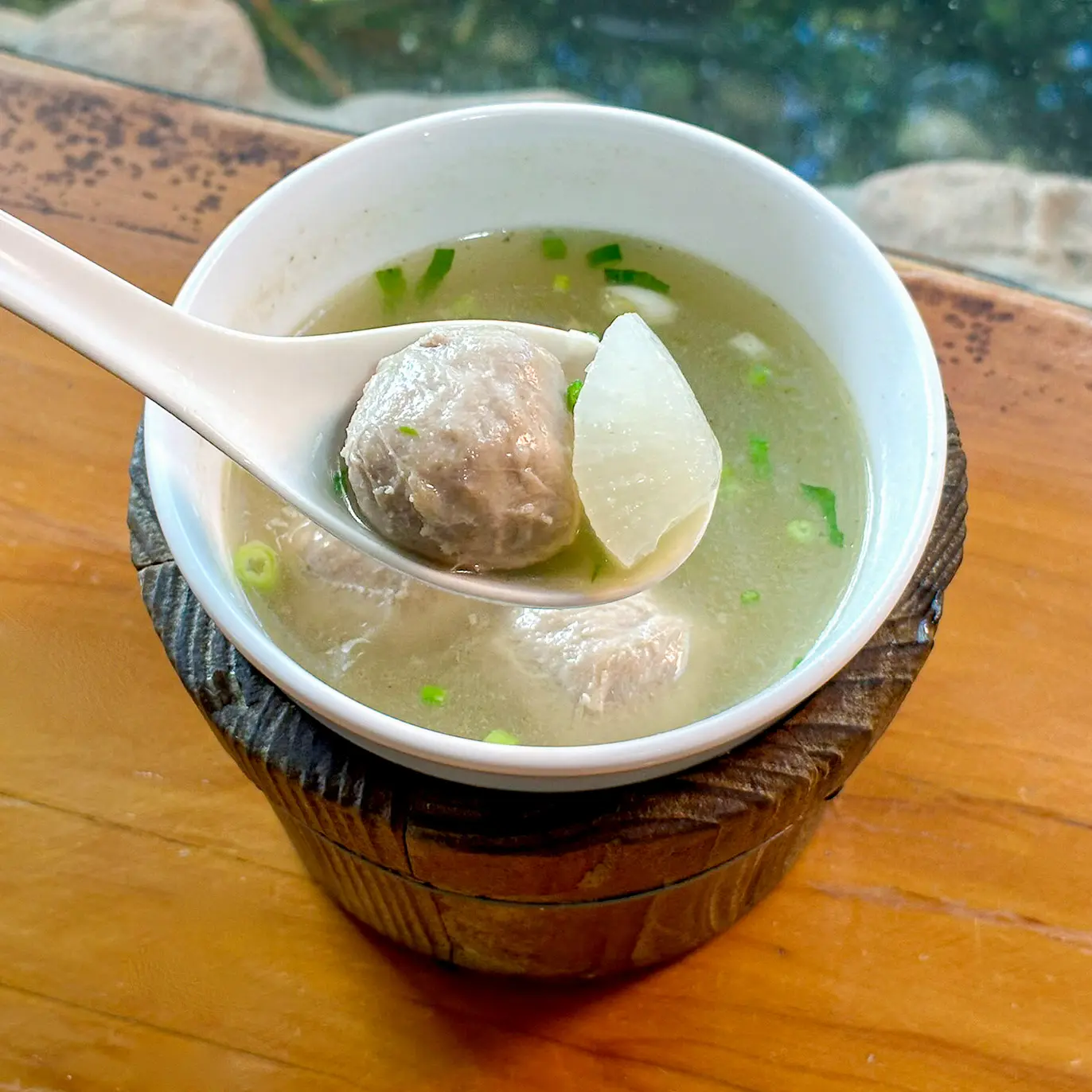 位於芎林鄉的「一哥炊粉」擁有超過 40 年歷史,主要販售新竹傳統客家小吃,如粄條、米粉、貢丸等。米其林指南提供