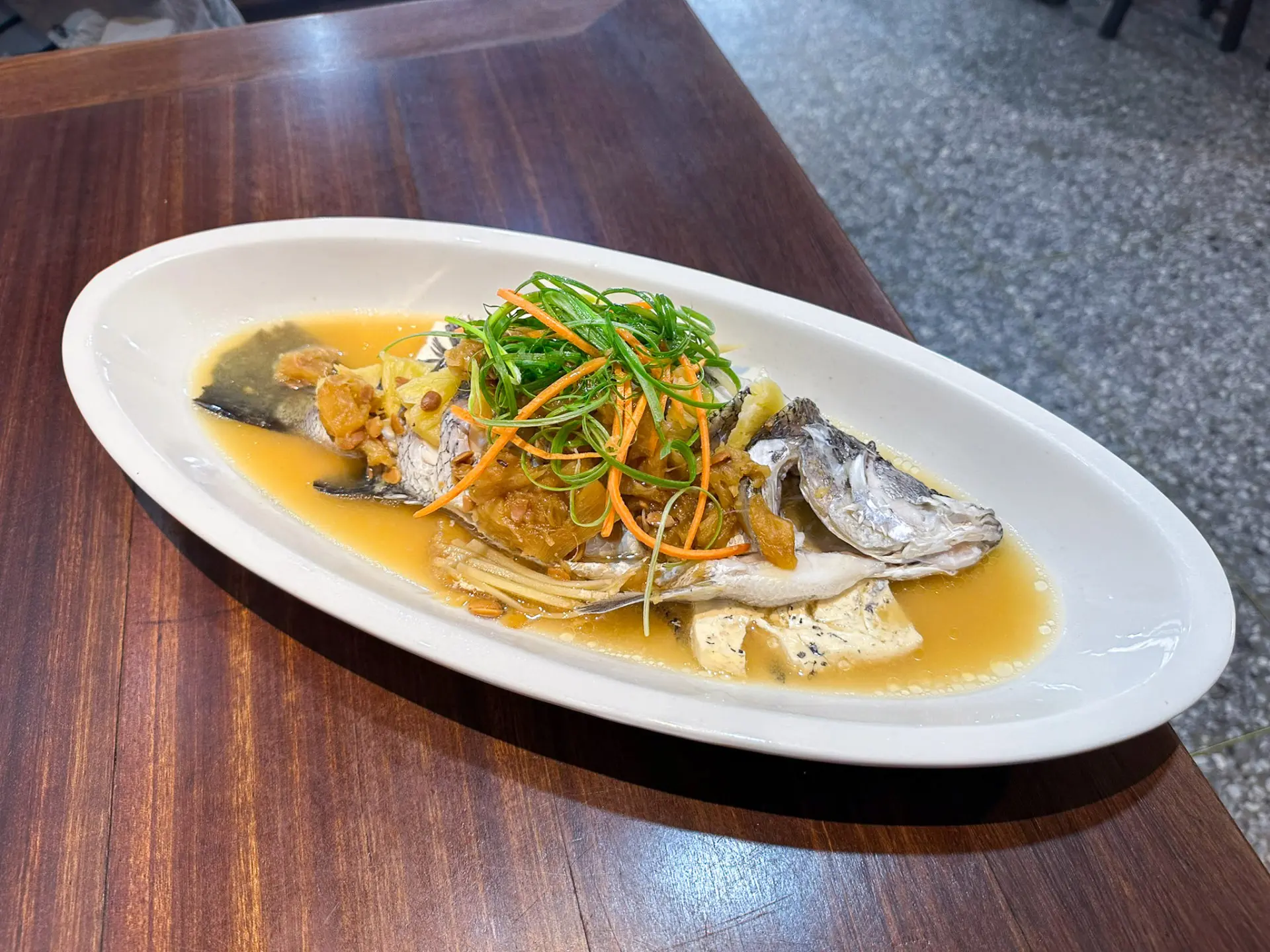 「阿爸的客家菜」鳳梨醬清蒸鮮魚,醬料以高雄大樹的土鳳梨製作,加入豆粕、甘草和鹽醃漬三個月以上,風味鹹香醇厚。米其林指南提供