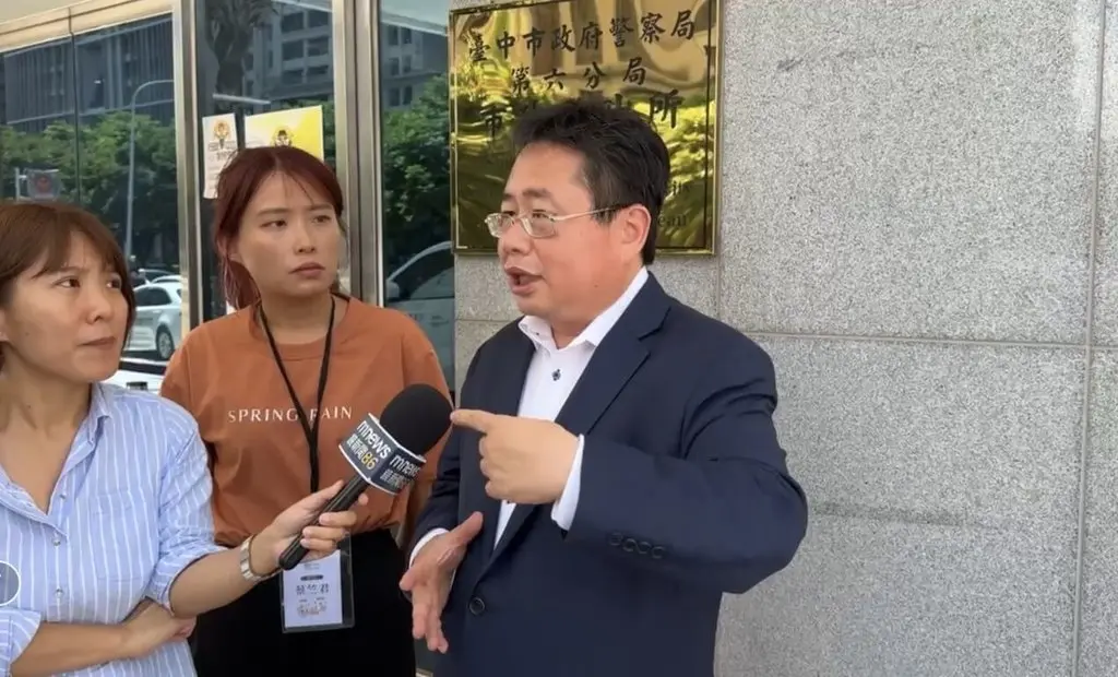 印太戰略智庫執行長矢板明夫(右)6日在台中市遭不明人士揮拳攻擊,經向警方報案後,接受媒體聯訪時譴責暴力。春雨文教基金會提供