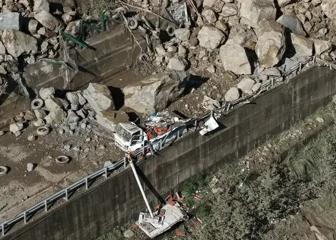 苗栗縣大湖鄉往泰安鄉要道苗62線2.3公里處13日晚間發生落石崩塌，1輛貨車被擠壓至護欄邊，駕駛逃生僅擦挫傷。因土石量體龐大，需有大型機具才能處理，14日道路持續封閉，往泰安鄉3村須改道。苗栗縣政府提供