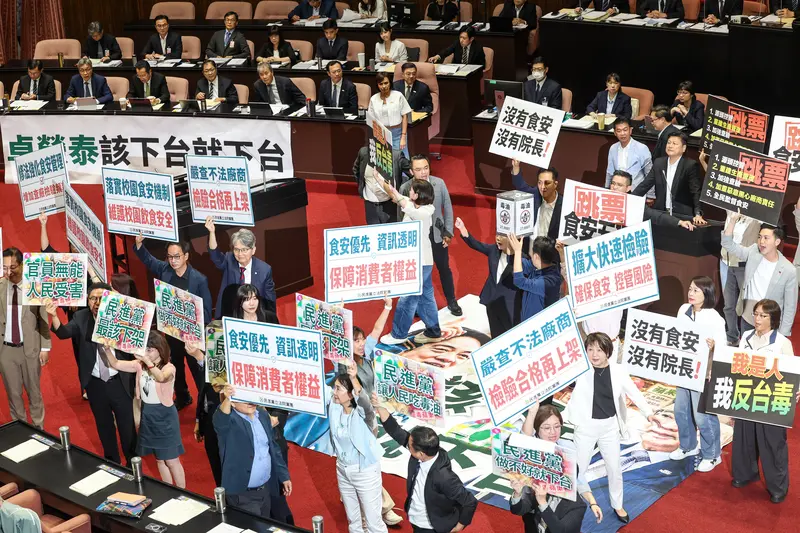 卓榮泰14日下午赴立院專案報告並備質詢,國民黨立法院黨團在議場舉牌抗議,杯葛卓榮泰上台報告。中央社