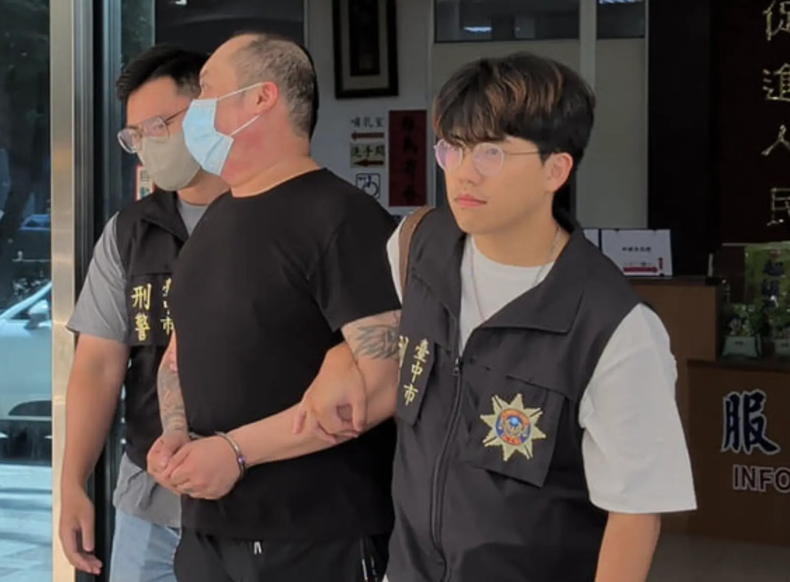 出生在中國的廖姓男子(左2)持香港護照入境台灣,6日在台中攻擊印太戰略智庫執行長矢板明夫後逃逸,在離境前被警方攔截逮捕,7日被依反滲透法等罪移送檢方偵辦。中央社