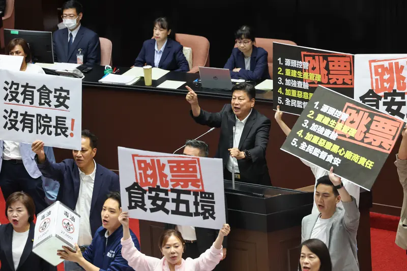 行政院長卓榮泰14日下午赴立法院提出中聯油脂大豆沙拉油事件及食安監管機制缺失檢討專案報告並備質詢,國民黨立法院黨團總召傅崐萁(中右)杯葛卓榮泰上台報告。中央社