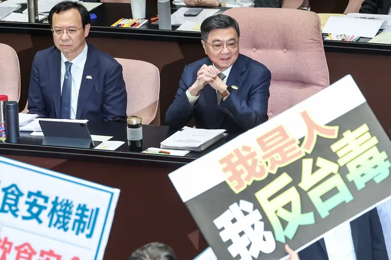 卓榮泰(右)14日赴立法院專案報告並備質詢,國民黨立委占領發言台不讓卓榮泰上台報告,左為衛福部長石崇良。中央社