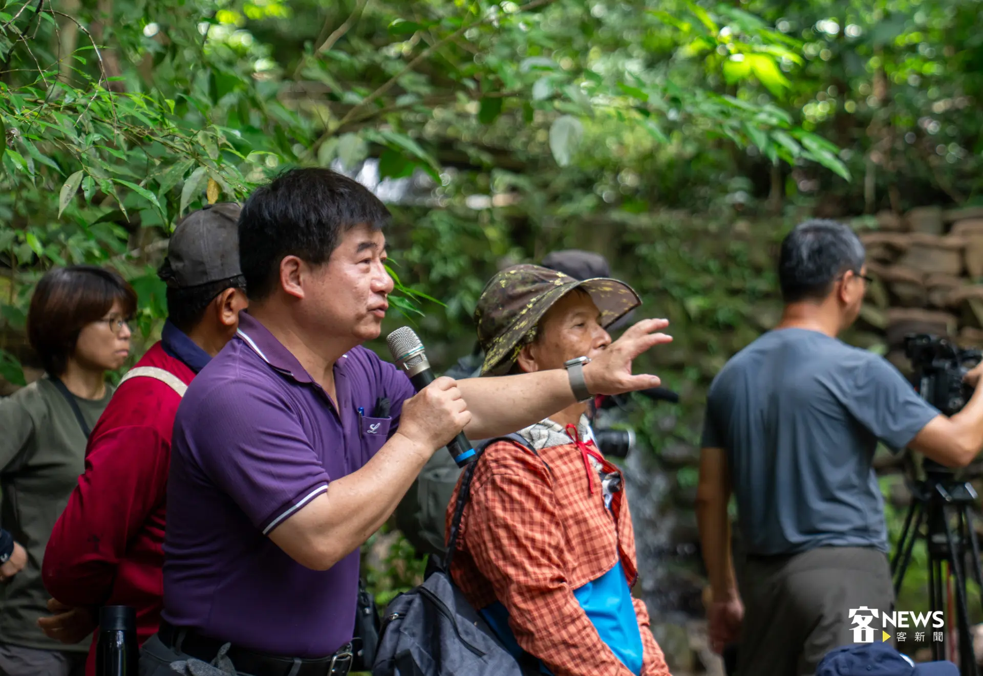 客傳會董事長宋廷棟提出，塊石與椰纖袋疊砌的排列方式是否會影響護岸的穩定性。李宥妍攝