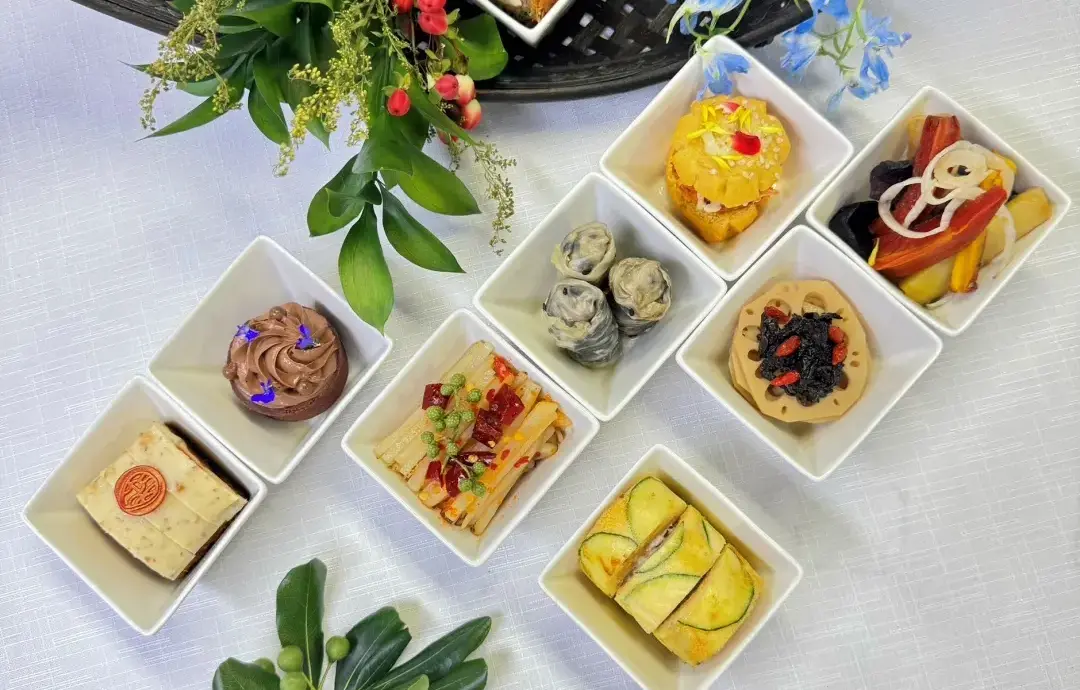 慈濟人文集結蔬食品牌推出展場限定限量餐桌，圖為台北君悅酒店茶苑「禪悅套餐」。台灣觀光協會提供
