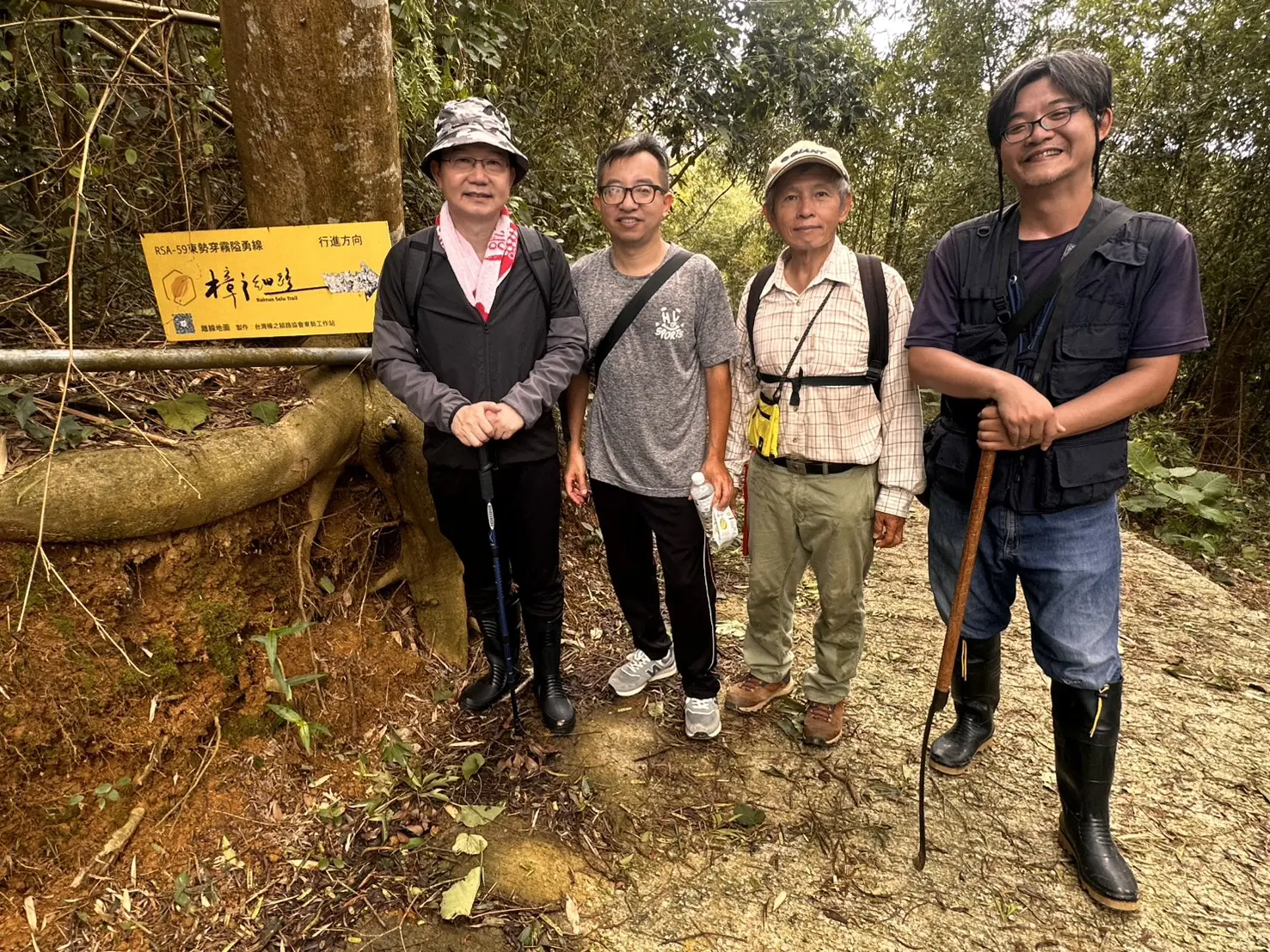 市府客委會江俊龍主委(左1)颱風後視察樟之細路臺中東勢段。台中市政府客家事務委員會提供