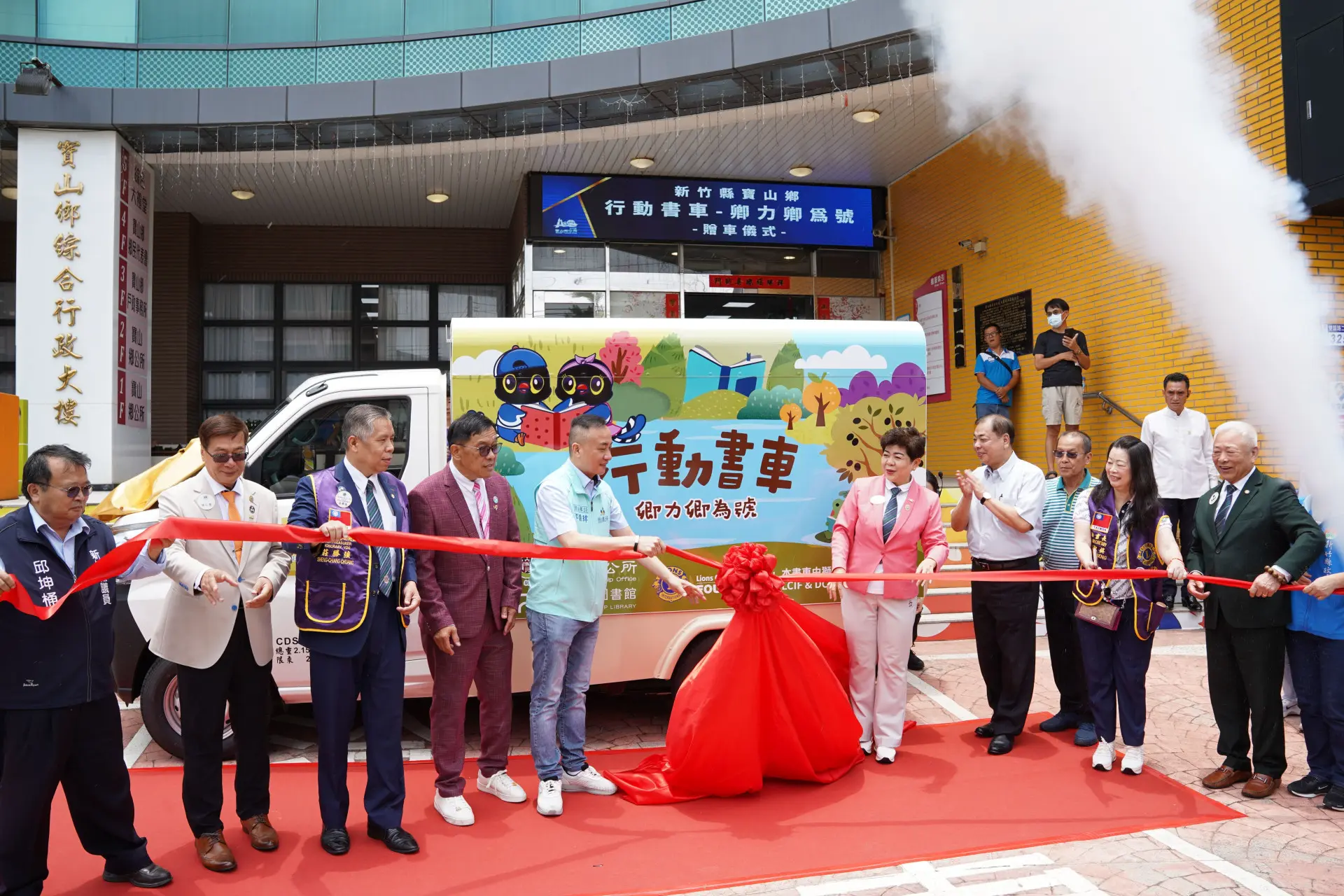 新竹縣寶山鄉14日舉辦行動書車贈車暨啟用儀式,宣布行動書車正式投入巡迴服務。竹縣府提供