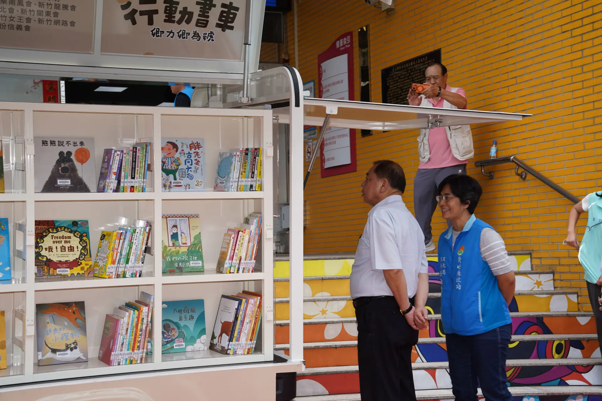 寶山鄉行動書車正式上路,將把閱讀資源送進社區,提升民眾借閱便利性。竹縣府提供