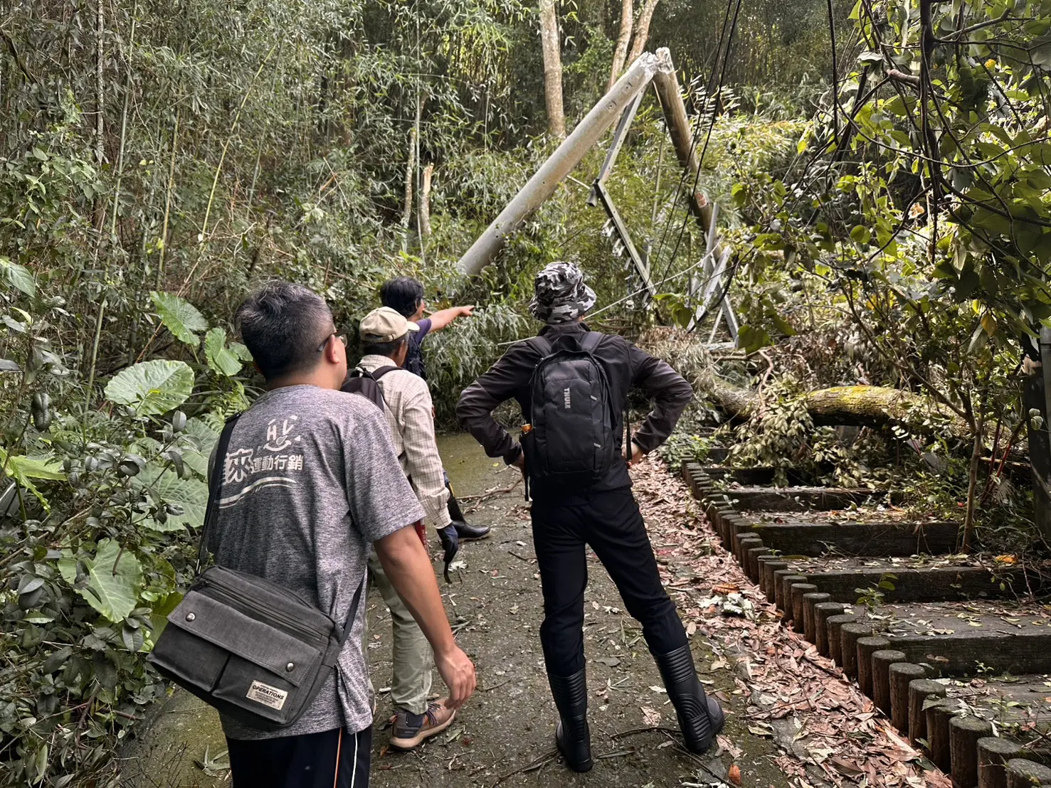 小中嵙登山步道前往觀景台路段電線杆倒塌,阻斷通路,已通報並設標示,請民眾暫勿前。台中市政府客家事務委員會提供