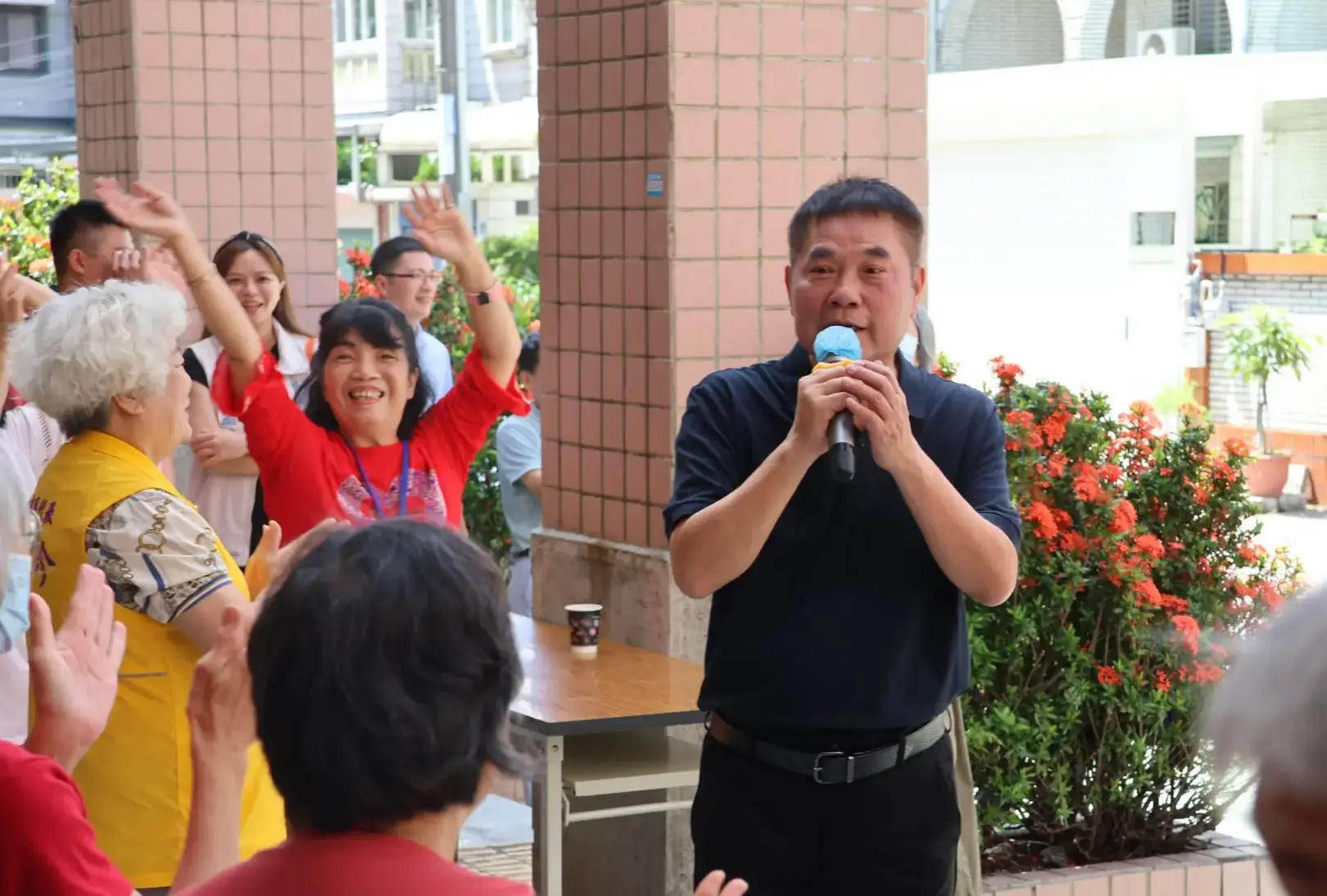 國民黨籍苗栗縣長候選人鍾東錦,以縣政成績爭取連任。圖為他與長輩一同唱歌同樂。苗栗縣政府提供