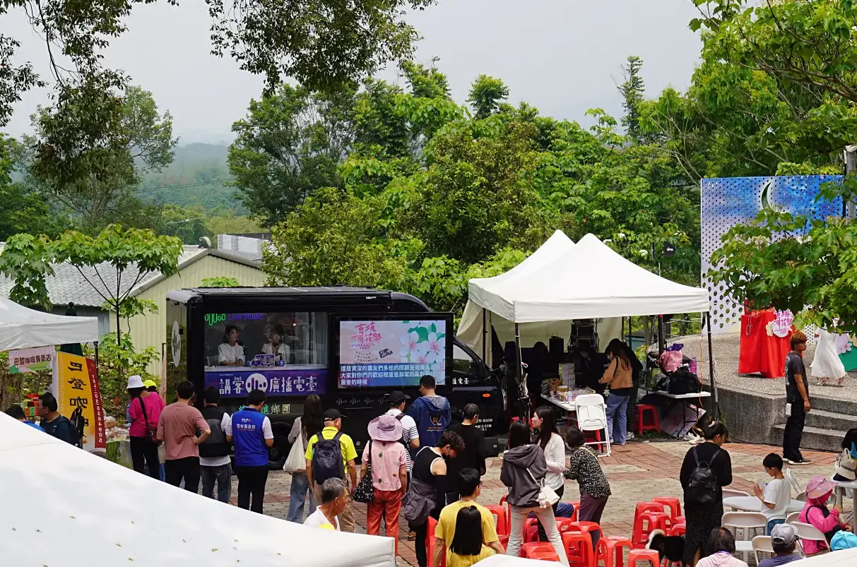講客廣播電台的行動廣播車－講客號，在雲林古坑荷苞山現場錄製節目。廖文琪攝