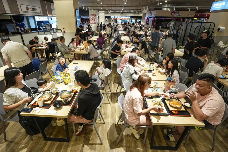 颱風巴威來襲，雙北地區11日停班、停課，萬家福新店店下午有部分商家仍營業，不少民眾到美食街用餐。中央社