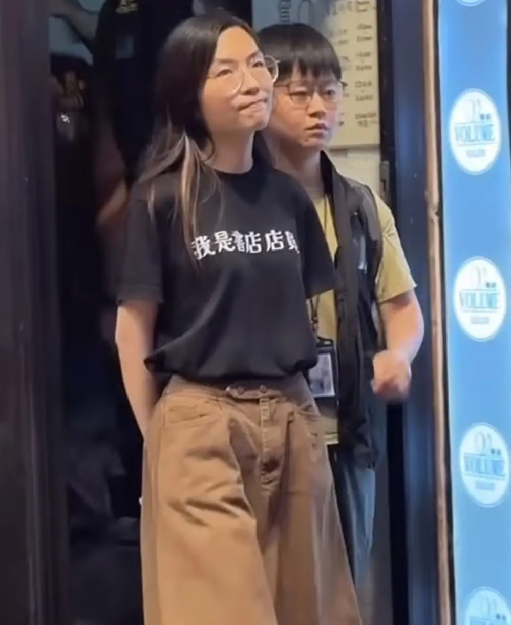 港警逮捕香港獨立書店一名女店員,女店員被捕時穿著「我是書店店員」黑T,該畫面在網路瘋傳。翻攝畫面