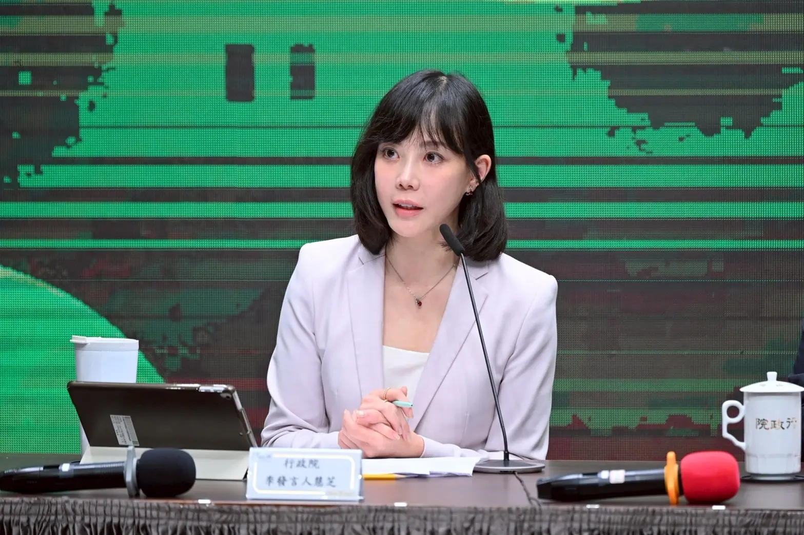 行政院發言人李慧芝表示，依據「天然災害停止上班及上課作業辦法」第4條及第9條規定，停班停課發布有非常明確且客觀的標準。翻攝自行政院發言人 臉書