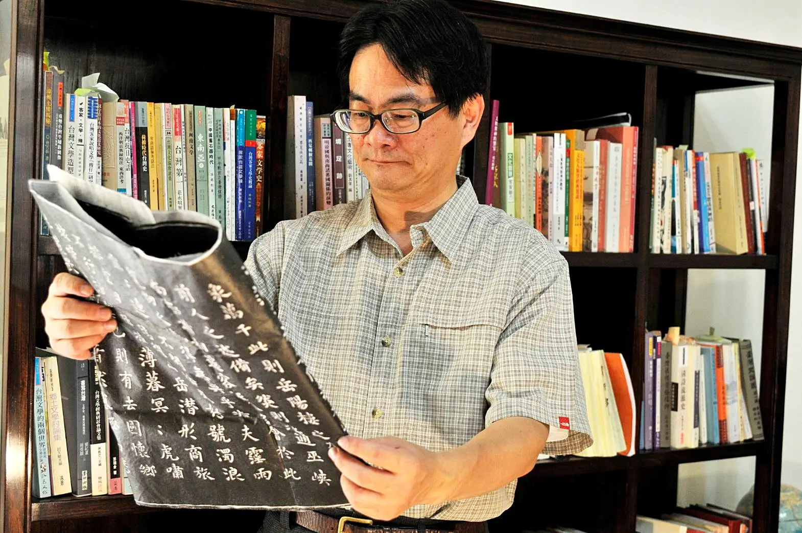 王幼華從大學時期就熱愛文學，散文、小說、報導文學、學術論文都寫，常到圖書館讚研。王幼華提供