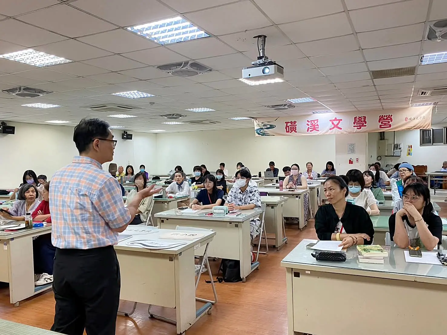 王幼華是苗栗縣夢花文學獎催生者，他發現彰化縣的磺溪文學獎舉辦年代跟夢花文學獎差不多，圖為他在磺溪文學營為有志文學創作者授課。王幼華提供